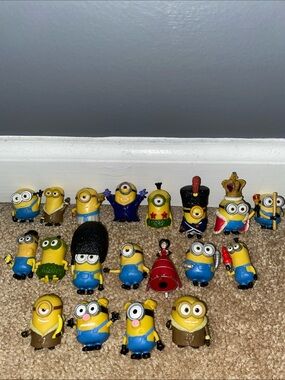 Lot of 19 Thinkway Toys Used Minions 2015 Mini Figurines READ